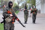 &lt;p&gt;Боевики торгуют оружием. Фото: AFP&lt;/p&gt;