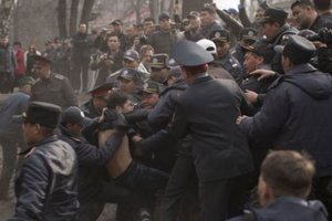 В Киргизии полиция применила светошумовые гранаты против протестующих