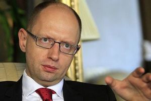 Гройсман назвал абсурдным решения суда в РФ о заочном аресте Яценюка