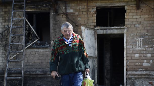 Житель Донецка. Фото: AFP
