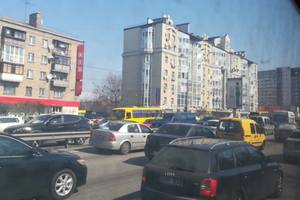 В Киеве проспект Победы застрял в огромной пробке из-за ремонта дороги