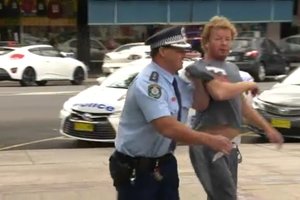 Видеохит: австралийский полицейский задержал дебошира во время телеинтервью