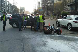 В Киеве произошло ДТП с мотоциклистом, два человека в реанимации (обновлено)