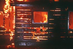 Под Одессой подросток самостоятельно пытался потушить горящий гараж