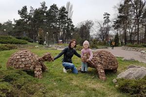 В киевском парке посетителей встречают каменные черепашки