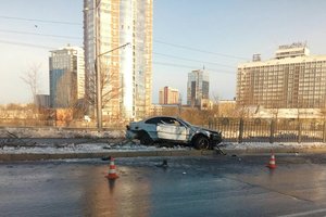 В Харькове водитель снес забор и сбежал, бросив машину