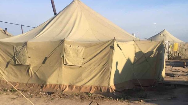 Возле этой военной палатки произошло убийство. Фото: пресс-служба военной прокуратуры
