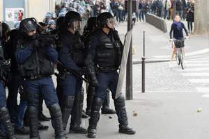 В Париже вышли на протест "разгневанные жены полицейских"