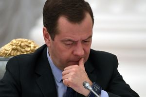У Путина прокомментировали снижение уровня доверия россиян к Медведеву