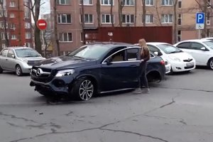 22-летняя автоледи на Mercedes протаранила 11 припаркованных авто