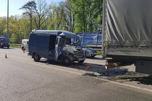 Под Киевом микроавтобус влетел в сломавшийся грузовик