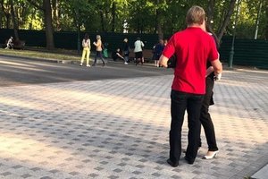 В парке в центре Харькова парень пытался перерезать себе вены