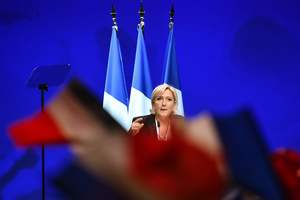 Ле Пен освистали во время предвыборной агитации