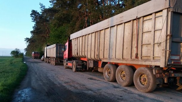 Машины с львовским мусором. Фото: пресс-служба Волынского областного управления лесного и охотничьего хозяйства