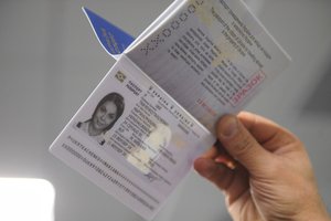 3,3 миллиона украинцев уже получили биометрические паспорта для выезда за границу