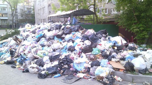 Тем временем, Львов продолжает утопать в мусоре. Фото: facebook.com