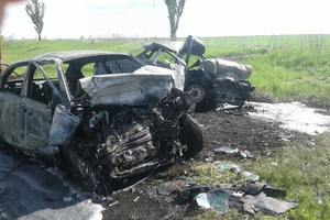 Жуткое ДТП на Донбассе: три человека погибли в сгоревших автомобилях