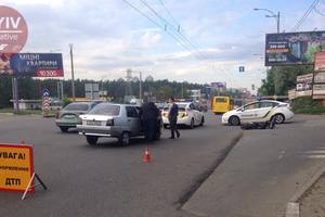 В Киеве мотоцикл врезался в ЗАЗ