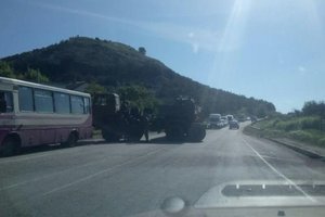 В Крыму военные на тягаче с танком протаранили автобус
