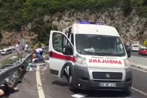 В Турции автобус с женщинами и детьми сорвался в пропасть: 20 погибших