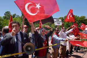 Девять человек пострадали в столкновениях у резиденции посла Турции в США
