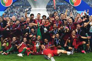 Вручение трофеев Лиги чемпионов и Лиги Европы возвращается на поле
