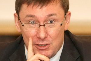 Луценко допускает свое участие в суде по обвинению Януковича в госизмене