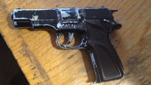 Оружие, из которого стреляли выпившие парни. Фото: патрульная полиция Львова