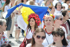 В Киеве прошел праздничный Мегамарш в вышиванках