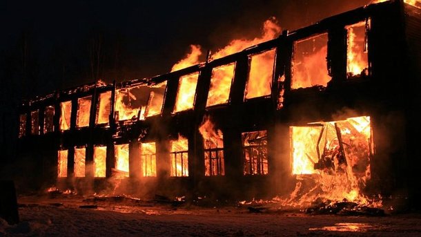 Здание школы горело ночью. Фото: 1obl.ru