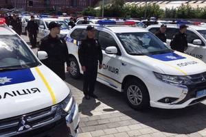 В Днепре полицейские области получили почти 40 новых "гибридов" Mitsubishi
