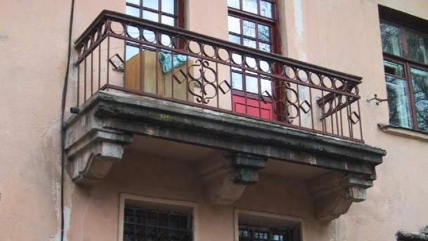 Парень выпал с балкона. Фото: newstes.ru