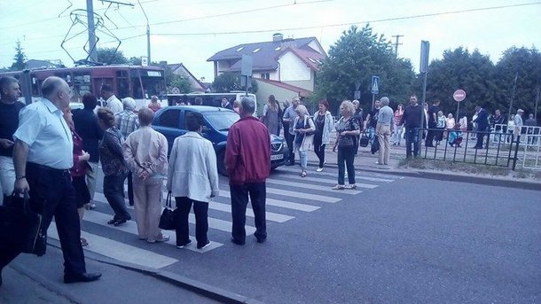 Львовяне перекрыли дорогу. Фото: патрульная полиция Львова