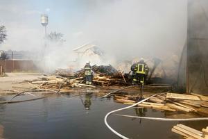 Подробности масштабного пожара в Броварах: огонь смогли потушить только утром