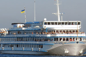 Украинский круизный лайнер "Генерал Ватутин" вместо Одессы "рванул" в Россию