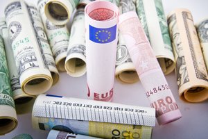 В Украине упал курс доллара и вновь взлетает евро