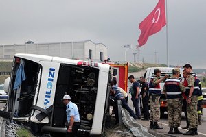 В Турции перевернулся автобус с военными, 47 человек пострадали