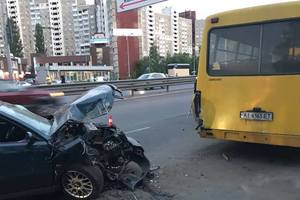 В Киеве автомобиль такси Audi врезался в маршрутку