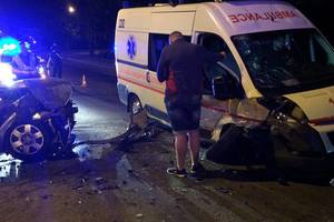 В Харькове пьяный водитель вылетел на встречку и врезался в скорую