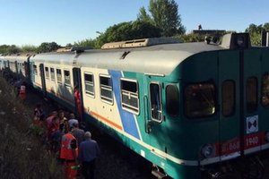 На юге Италии "лоб в лоб" столкнулись два поезда