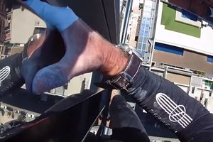 Французский "человек-паук" показал свое восхождение на небоскреб за 20 минут