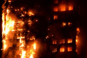 27-этажный жилой дом в Лондоне превратился в факел: жуткие фото