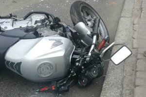 В Киеве мотоциклист врезался в маршрутку