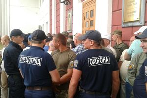Митинги под стенами Одесского горсовета: вход заблокирован охраной