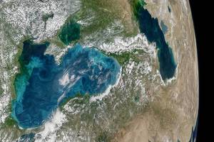 Фото из космоса: NASA показало бирюзовые вихри в Черном море