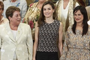 Королева Испании надела на официальную встречу платье с открытыми плечами за 900 долларов