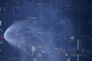 Число жертв пожара в многоэтажке Лондона выросло до 12 человек