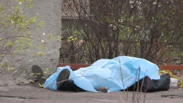 Тело мужчина на улице нашла его мать. Фото: readovka.ru