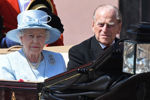 В Британии пятеро гвардейцев упали в обморок во время парада в честь королевы