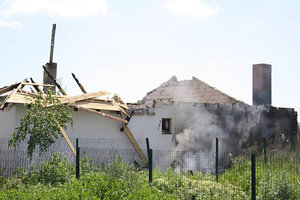 Мощный обстрел поселка под Мариуполем: в сети появилось видео разрушений
